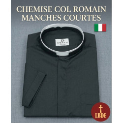 Chemise ecclésiastique à col romain, noire, manches courtes. Tissu mixte polyester/coton.
