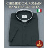 Chemise ecclésiastique à col romain, noire, manches courtes. Tissu mixte polyester/coton.
